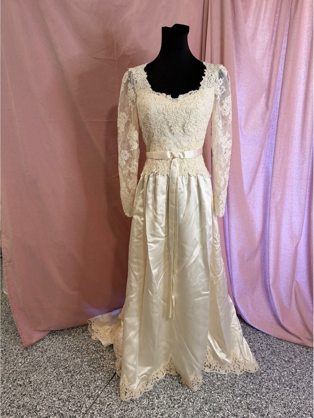 Vintage Bianchi Ivory Lace Long Sleeve Wedding Dress with Train